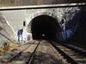 Portál dvoukolejného železničního tunelu pod nádražím Babice.