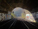 Mezi dvěma železničními tunely pod nádražím Babice.