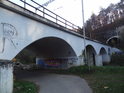 Železniční most přes Svitavu a cyklostezku u Těsnohlídkova údolí.