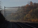 Dvoukolejná trať mezi blízkými železničními mosty v Adamově a níže.