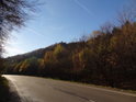 Podzim na silnici v Moravském krasu.
