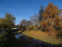 Podzimní Svitava nedaleko koupaliště v Blansku.