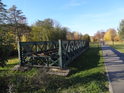Pole železničního mostu v parku na levém břehu Svitavy v Blansku, bývalý Ježkův most.