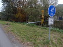 Stezka pro pěší a cyklisty po pravém břehu Svitavy, přemostěné potrubním mostem.