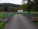 Most přes Svitavu k vodohospodářskému domečku za plotem.
