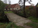 Dřevěný mostek přes Svitavu vede k domku v Březové.