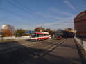 Trolejbus MHD na silničním mostě přes Svitavu přijíždí od ulice Olomoucká do ulice Křenová.