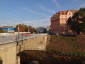 Svitava a silniční most, vzadu ulice Olomoucká.