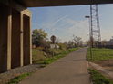 Cyklostezka podél Svitavy pod železničním mostem Černovice.