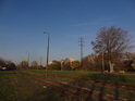 Dvě koleje železniční vlečky po pravém břehu Svitavy.