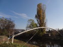 Ladný oblouk mostu produktovodu přes Svitavu v Obřanech.