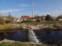 Nízký jez na Svitavě, Maloměřice nedaleko ulice Říční, v pozadí tovární komín cementárny.
