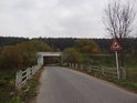 Silniční most přes Svitavu nedaleko Banína a Radiměře pohledem zespoda.